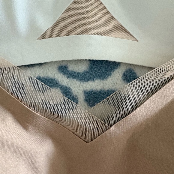 TWO BEIGE AND WHITE SIZE L HONEYLOVE CROSSOVER BRAS- TRIED ON! - Picture 6 of 6